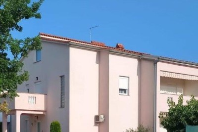 Poreč, okolica, Apartmajska hiša na odlični lokaciji, 800 m od morja