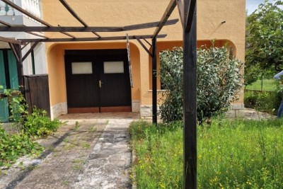 Poreč, okolica, Dvojna obiteljska kuća s okućnicom, 2 km od mora