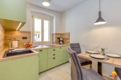 Vrsar, Renovirana kuća u centru s 3 apartmana 350 m od mora