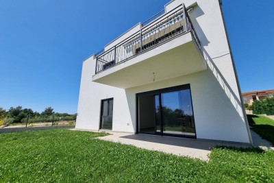 Poreč, Umgebung, Erdgeschosswohnung mit 3 Schlafzimmern und Garten, 1 km vom Meer entfernt