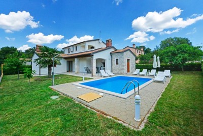 Poreč, okolica, Samostojeća kuća s bazenom na mirnoj lokaciji, 19 km od mora