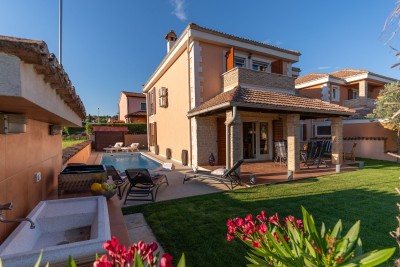 Poreč, okolica- Kuća s bazenom i ljetnom kuhinjom!