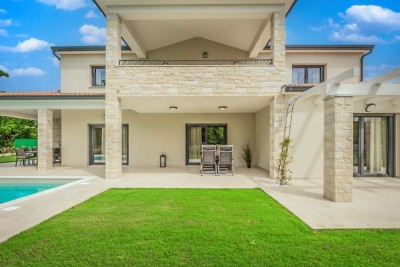 Poreč, Imponente Villa ai Margini della Zona Edificabile in una Posizione Lussuosa a 2 km dal Mare