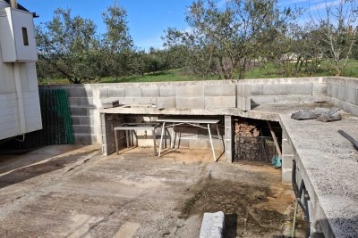 GRAĐEVINSKO ZEMLJIŠTE 907 m² S MONTAŽNOM KUĆOM – KAŠTELIR-LABINCI!