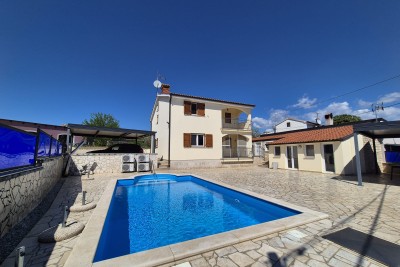 Poreč, okolica, Kuća sa 3 stana i bazenom, 7 km od mora
