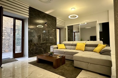 Poreč, Zentrum, Luxuriöse Erdgeschosswohnung im historischen Stadtzentrum, 40 m vom Meer entfernt