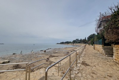 Novigrad, dintorni, Casa da ristrutturare, prima fila sul mare